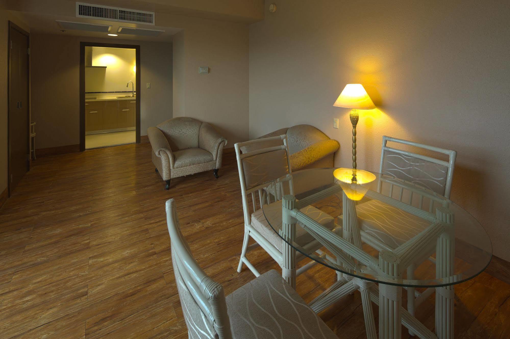 Verona Resort & Spa Tumon Bagian luar foto
